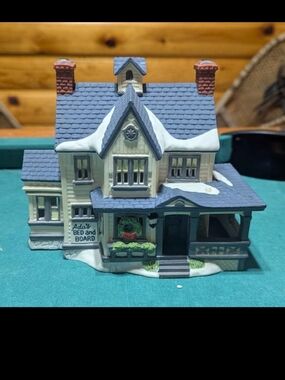 Department 56 - New England Village Series - Boarding House